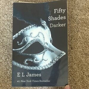 Fifty Shades Darker by E L James - Paperback